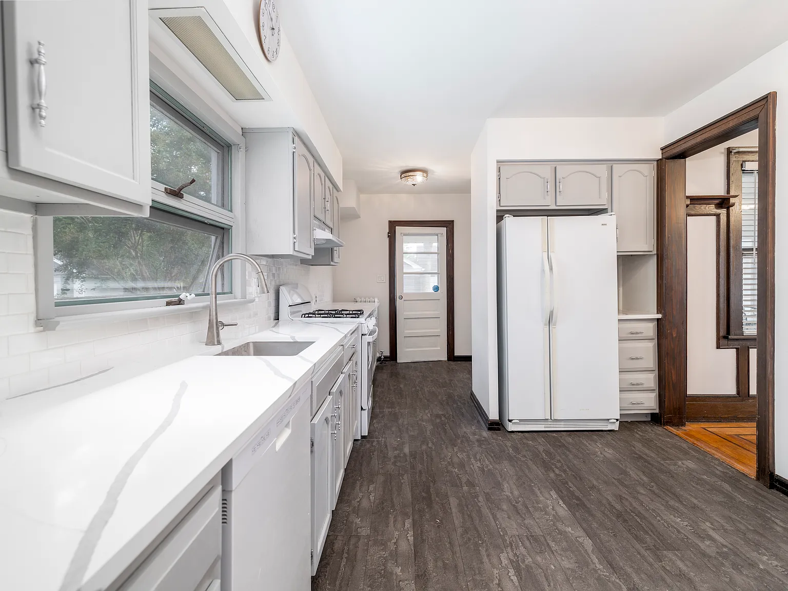 3 bed, 1.5 bath, 2443 sqft, $5,600 — Photo 3