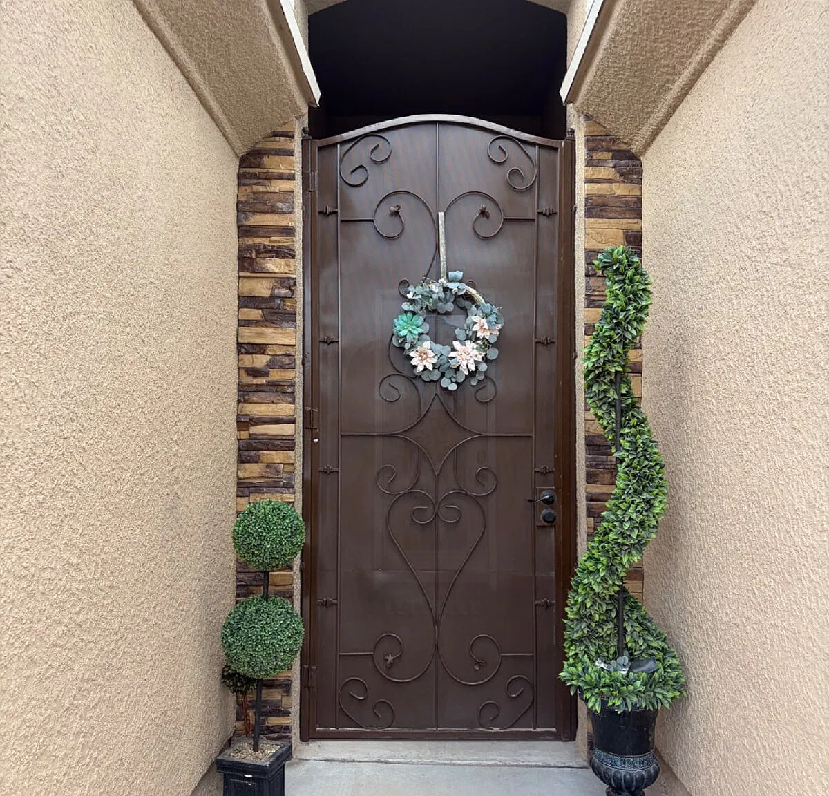 4 bed, 2.0 bath, 1869 sqft, $2,185 — Photo 2