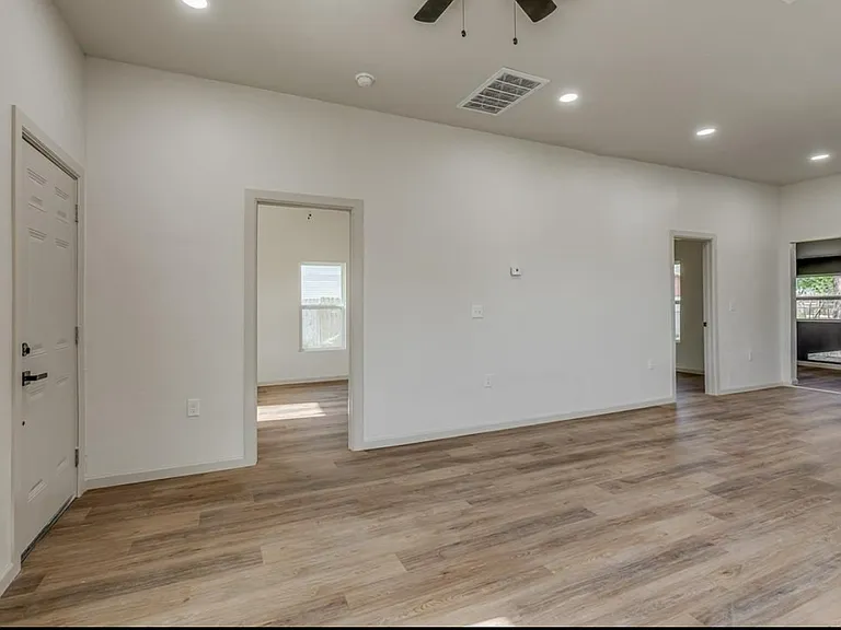 406 S Market Ave — Photo 6