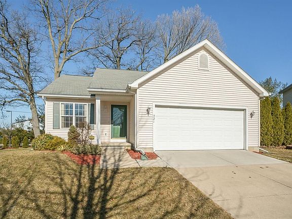3rd image of 321 Cambridge Dr
