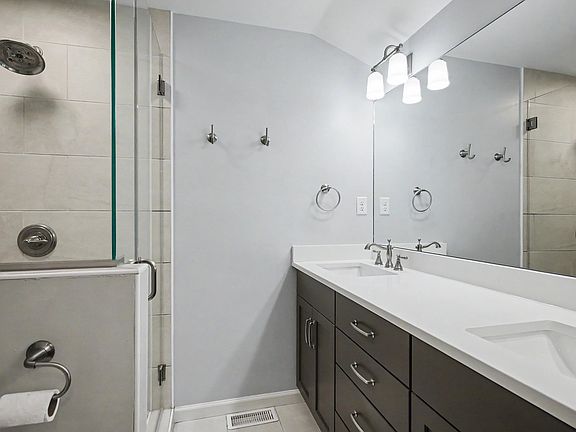 4th image of 22 Fox Hollow Cir