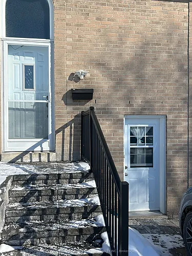 734 Pam Cres Photo 1