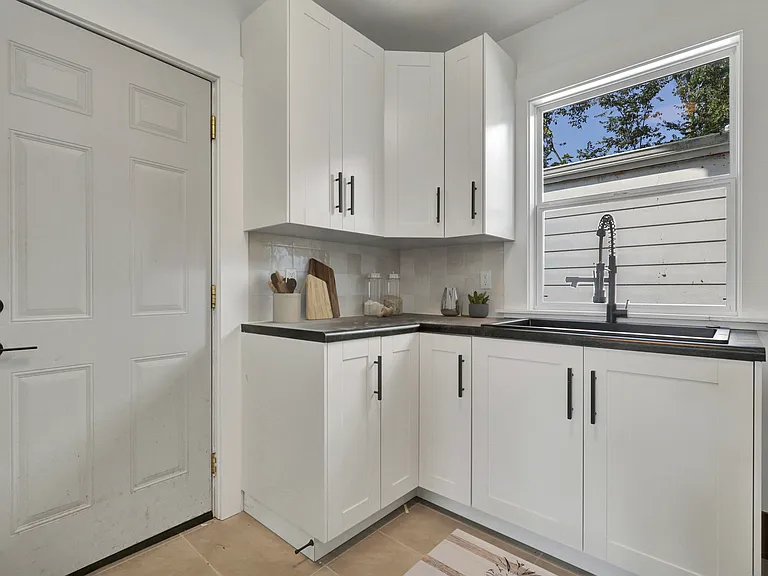 1428 E Cesar E Chavez Ave — Photo 6