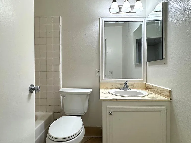 1212 Chalmette Ave — Photo 21