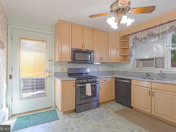 3rd image of 7427 Carroll Ave