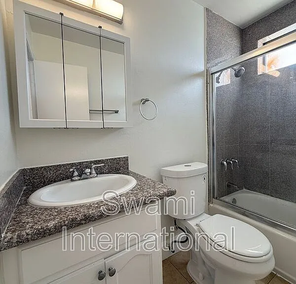 302 W Queen St #24 — Photo 11