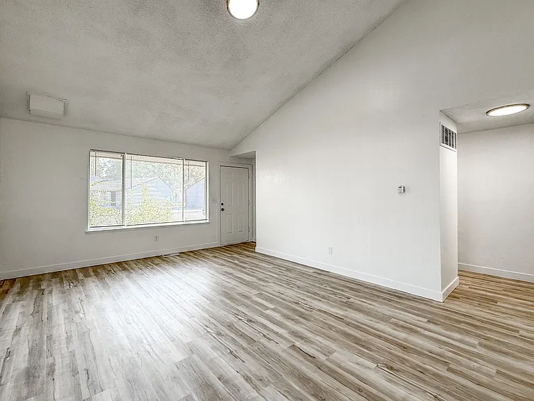 Tahoma Park Apartments — Photo 26
