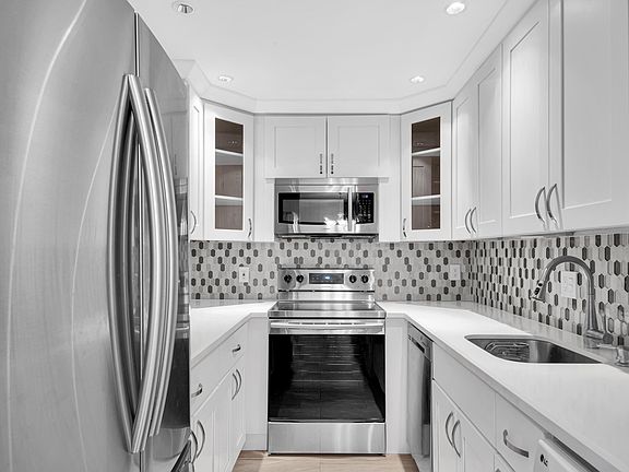 5th image of 6475 Bay Club Dr APT 2