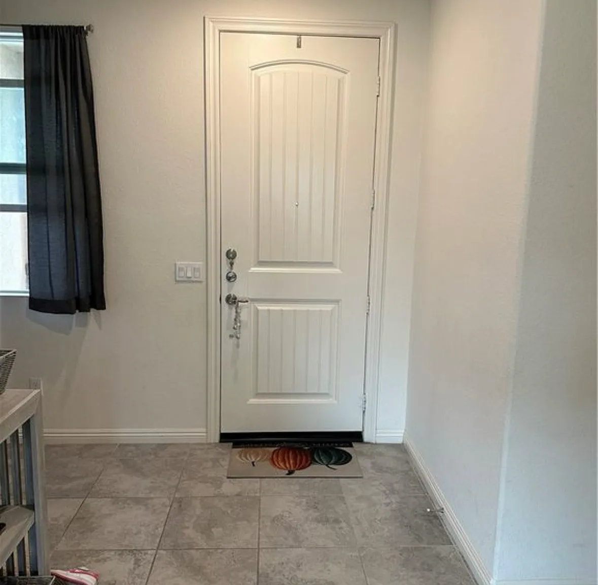 4 bed, 2.5 bath, 2526 sqft, $3,000 — Photo 2