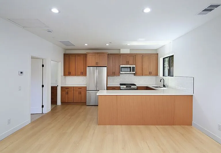 2121-2123 Glenada Ave #2121 — Photo 8