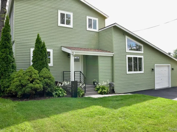 9087 Buckingham St, White Lake, MI 48386