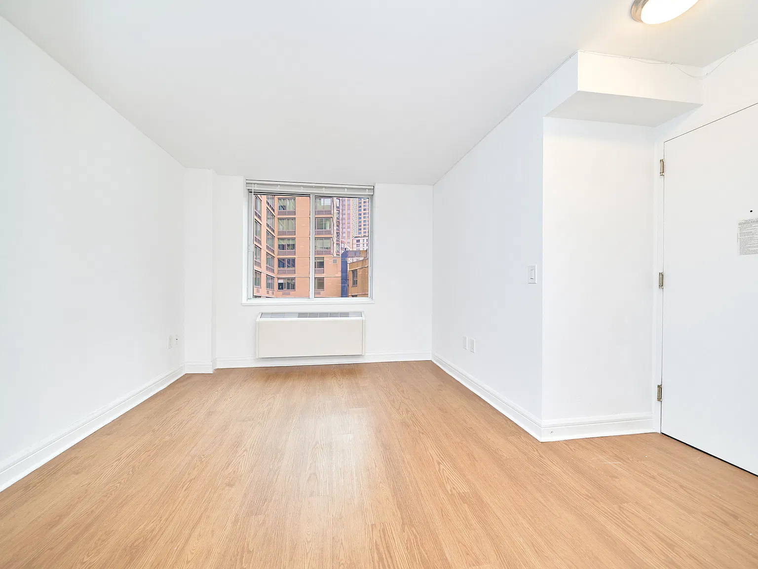 160 Riverside Boulevard — Photo 2