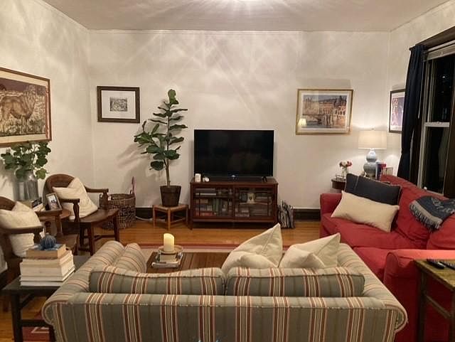 1st image of 3332 N Kenmore Ave Floor 2