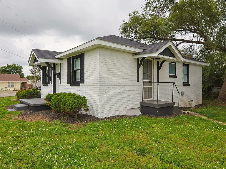 303 Hope Ave — Photo 3