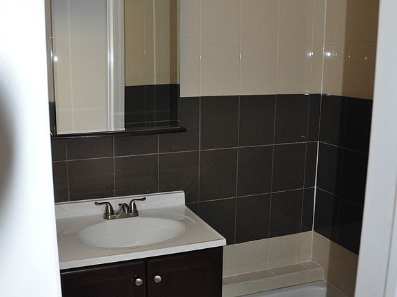 3rd image of 210 Highland Pl APT 2R