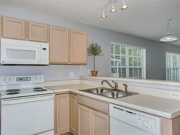 5th image of 9584 Cobblebrook Dr