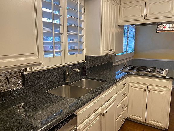 Kitchen countertops / sink
