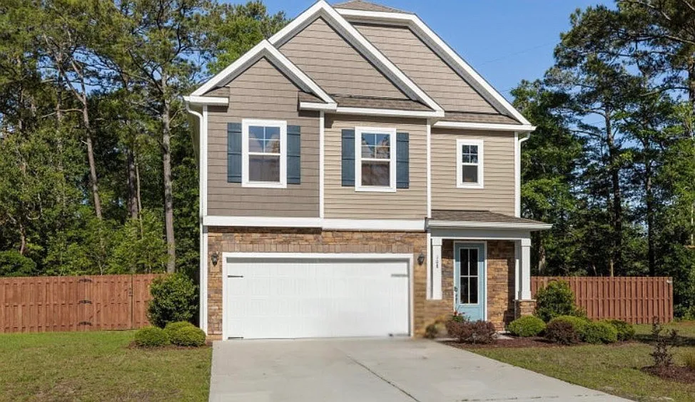 4 bed, 2566 sqft, $2,600 — Photo 1