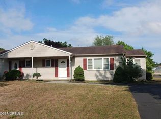 636 Innkeeper Ln, Toms River, NJ 08753
