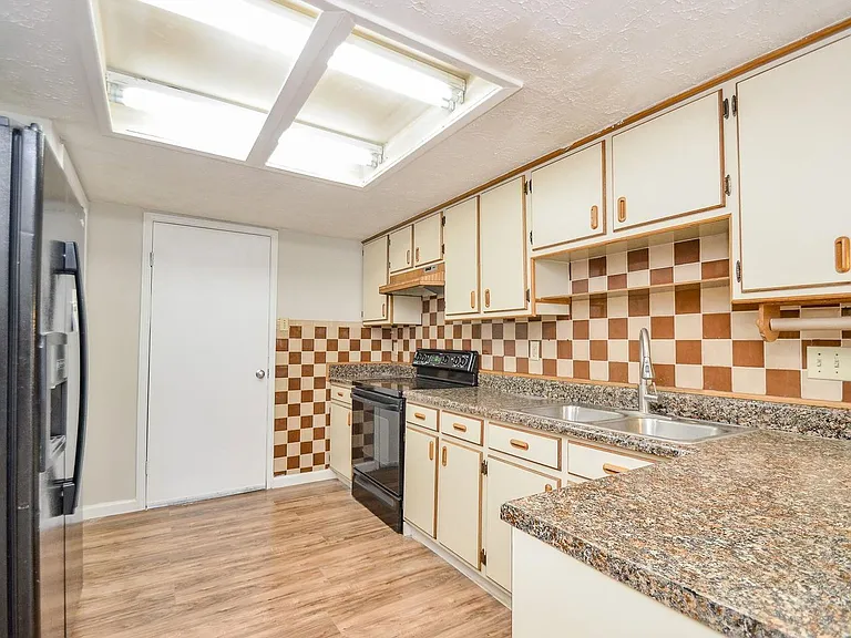 7623 Kite Hill Dr — Photo 10