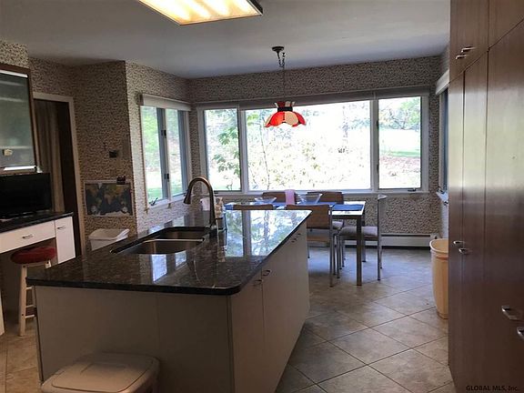 5th image of 52 Wincrest Dr