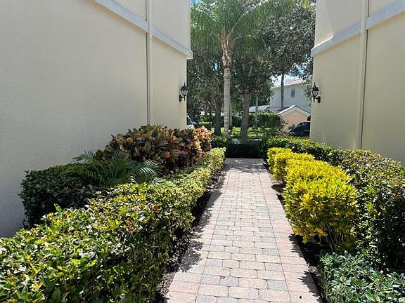 3rd image of 470 Capistrano Dr