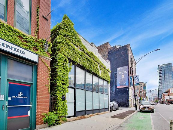 4th image of 815 N Milwaukee Ave