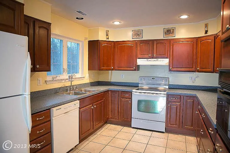 646 Powhatan Beach Rd photo 1