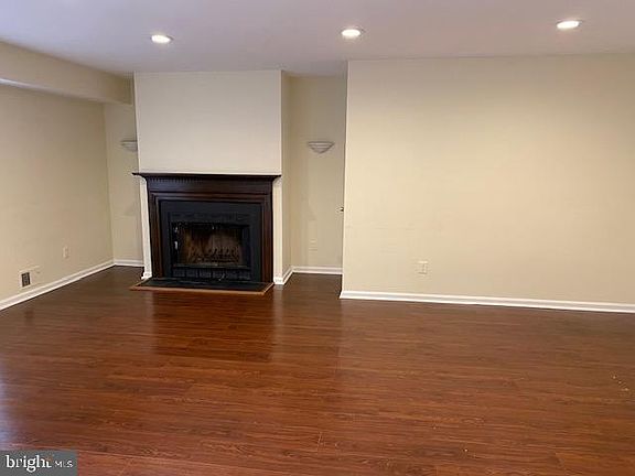 4th image of 4008 Summer Hollow Ct #154F