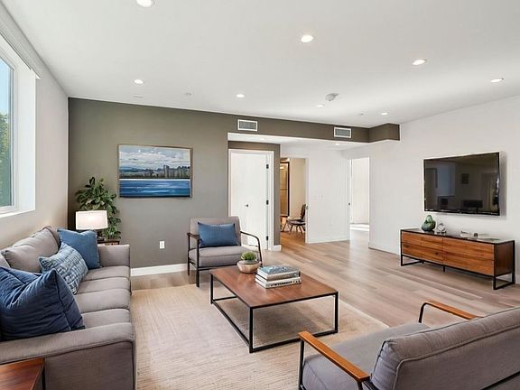 3rd image of 302-10808 Blix St