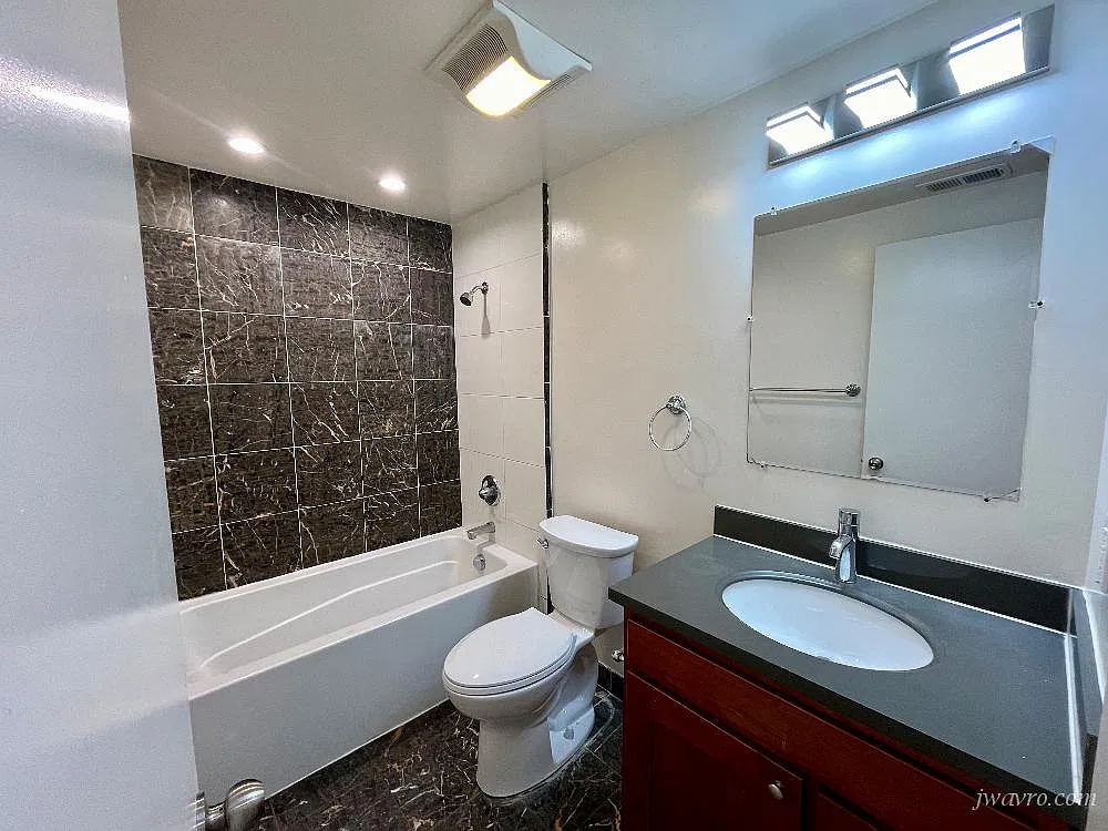 Charming 3Bed/2Bath Private Yard — Photo 4