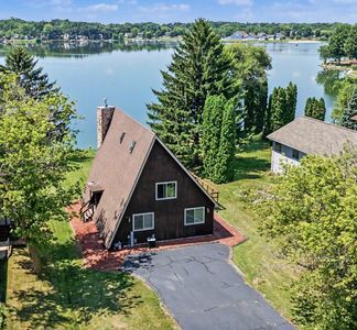 100 Candlewick Dr SE, Poplar Grove, IL, 61065