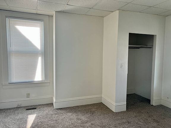 3rd image of 408 1/2 Lee St W