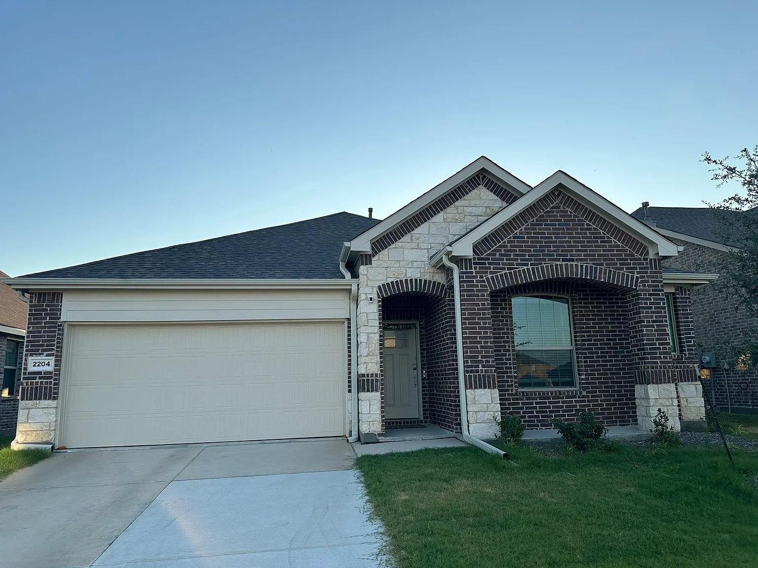 4 bed, 2013 sqft, $2,400 — Photo 1