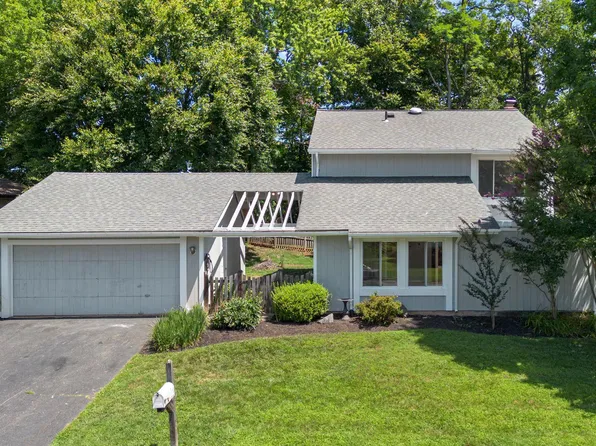 110 Victoria Pl, Sterling, VA 20164
