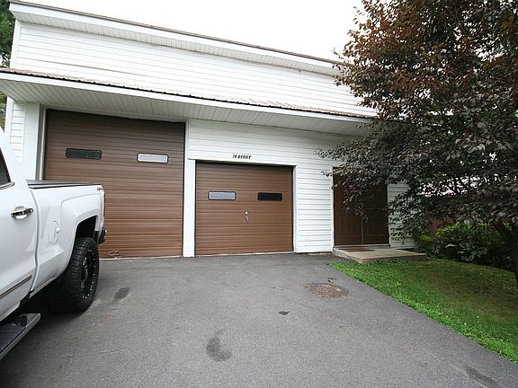 Huge 40x32' garage- 10' door