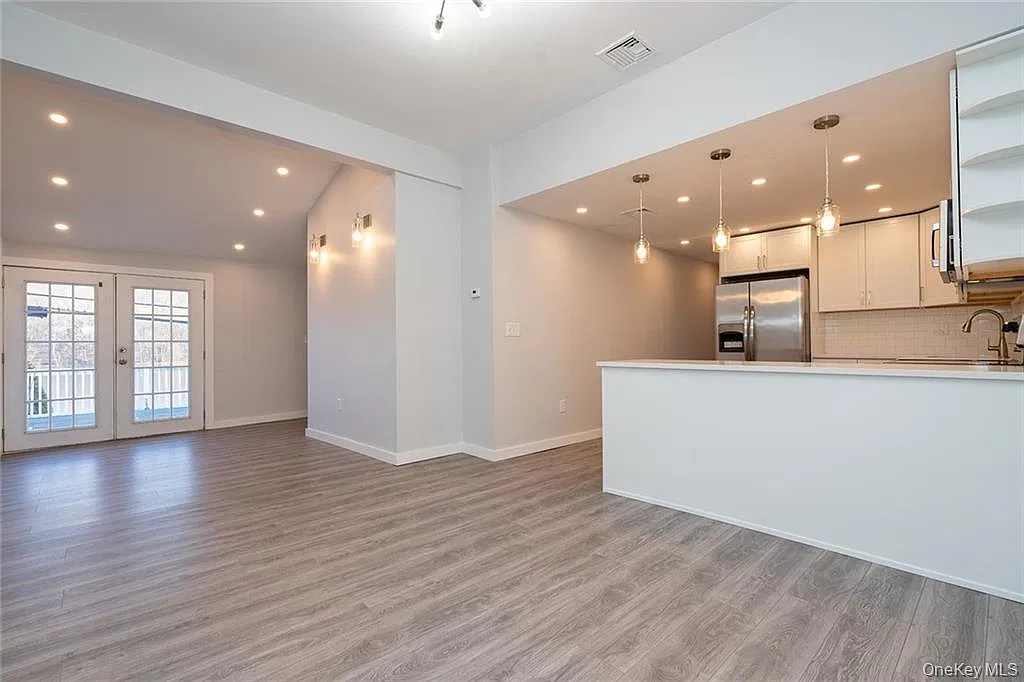 3 bed, 2.0 bath, 1742 sqft, $3,050 — Photo 4