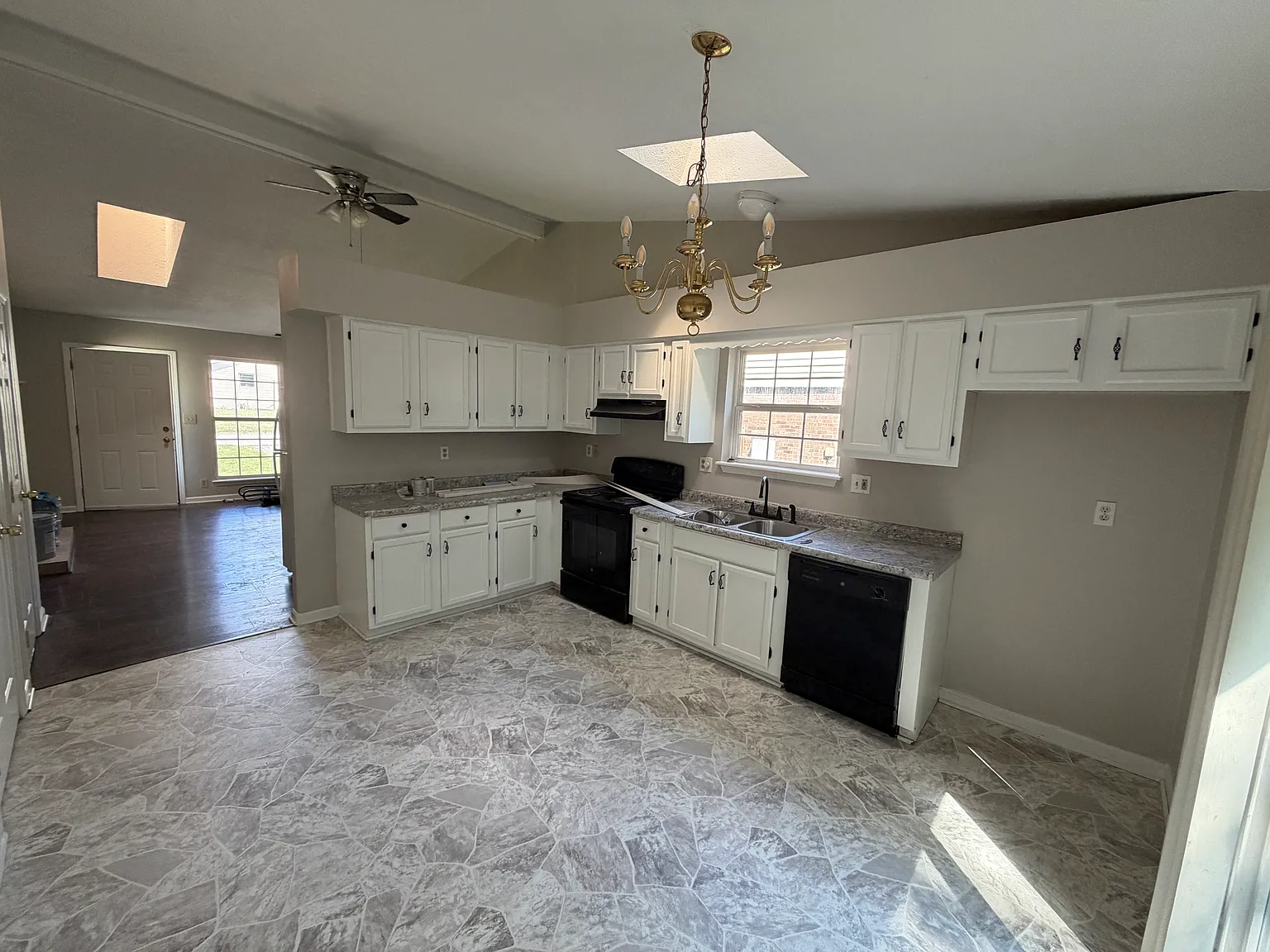 Chamberlain Apts — Photo 1