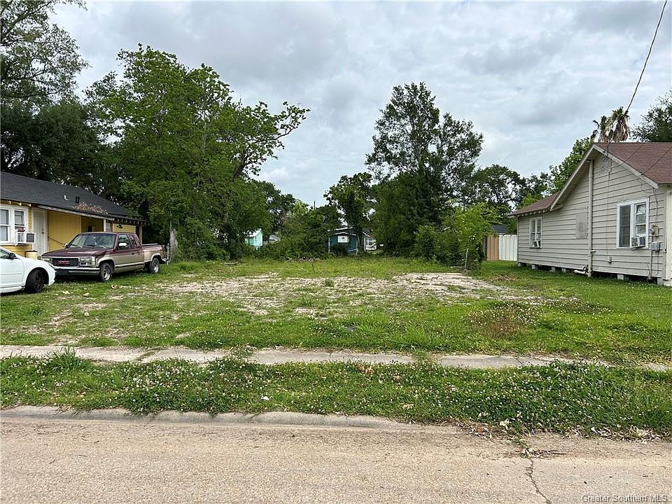 2nd image of 901 Fall St