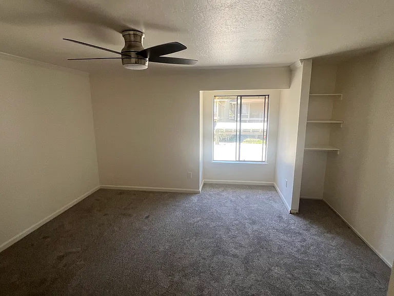 323 Eastgate Ln — Photo 6