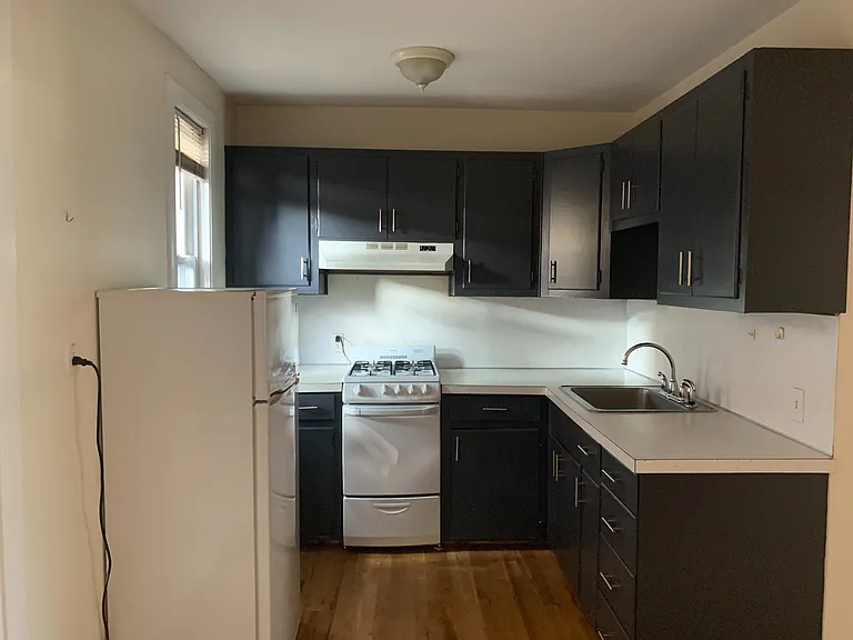 127-129 Howe St #A — Photo 6