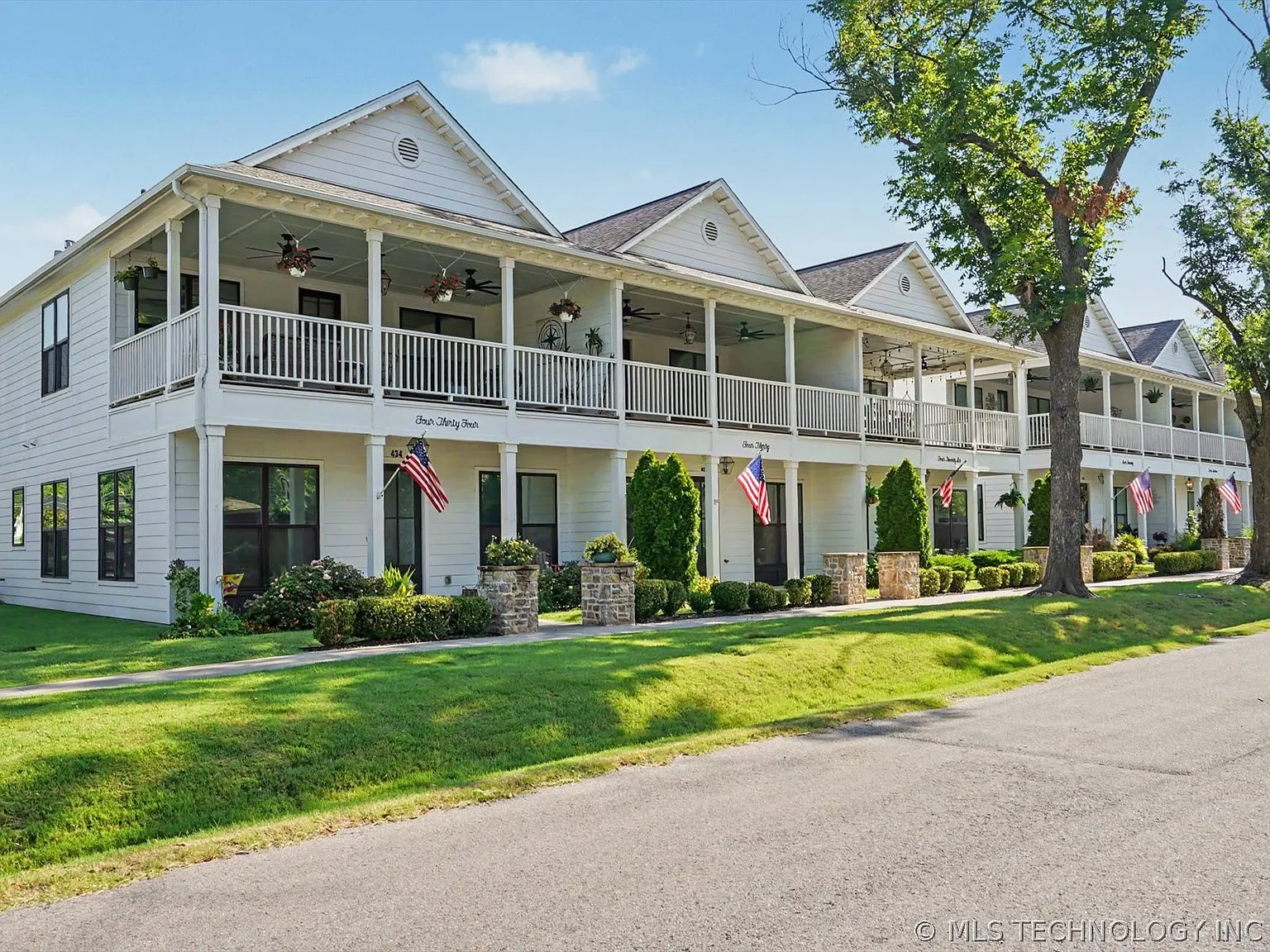 3 bed, 2.5 bath, 1816 sqft, $2,400 — Photo 2