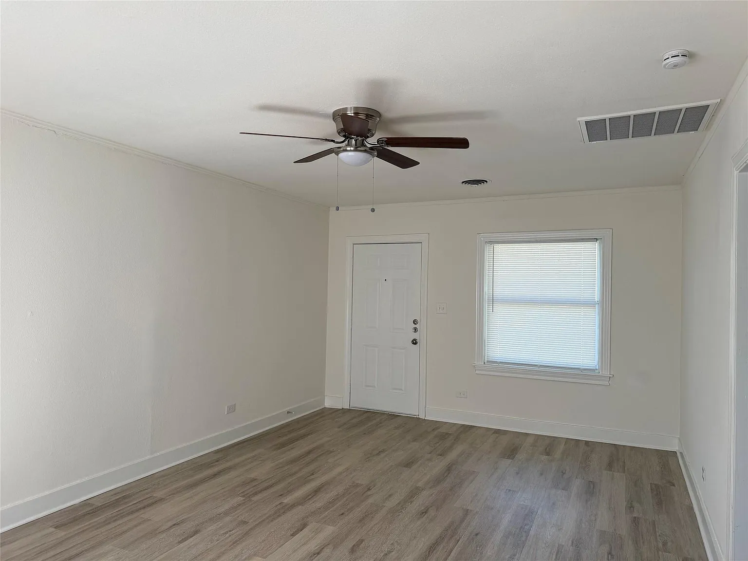 3 bed, 2.0 bath, 1447 sqft, $1,600 — Photo 3