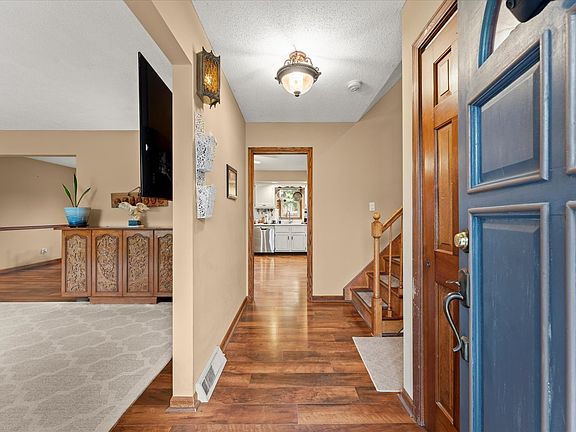 4th image of 208 S Meadowhill Ln