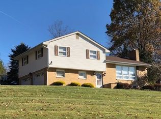 305 Lake Dr, New Castle, PA