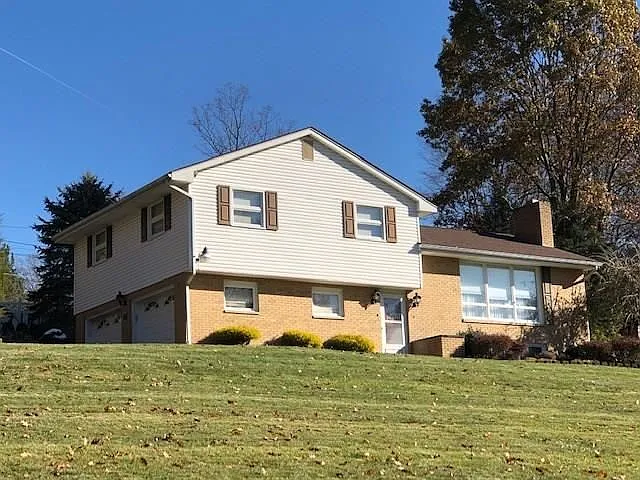 305 Lake Dr photo 1