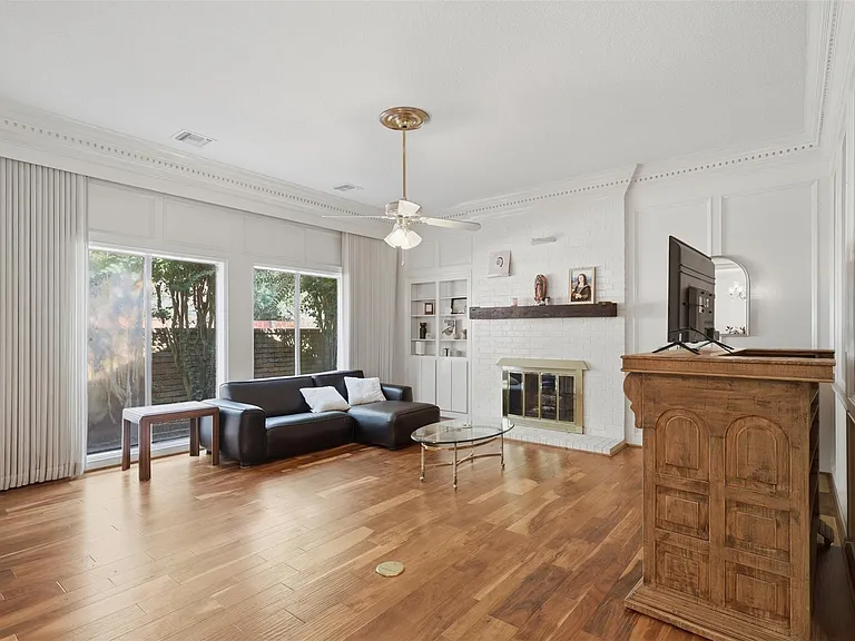 321 Champions Colony St #III — Photo 3