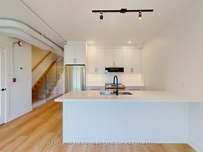 656 Annette St #302 — Photo 7