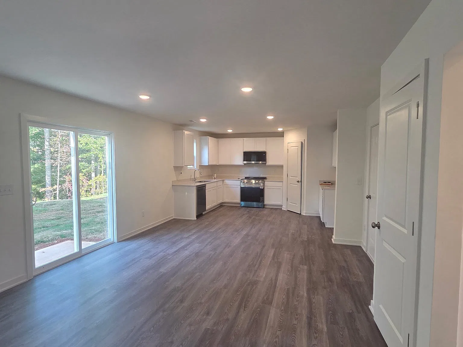 4 bed, 2014 sqft, $2,150 — Photo 3