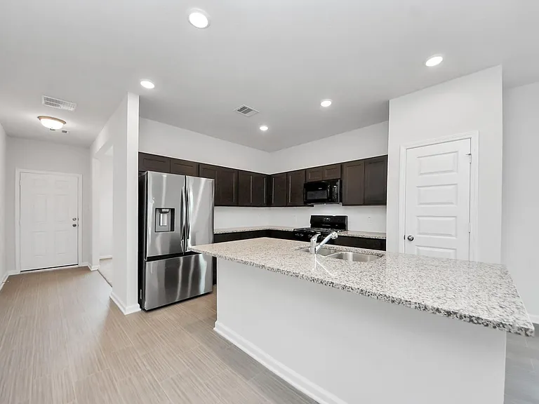 2715 Crested Creek Ln — Photo 24